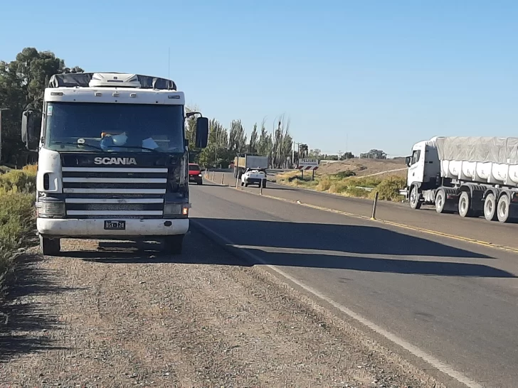 Dos Camiones Chocaron En Plena Ruta 40 Y Hubo Complicaciones En El