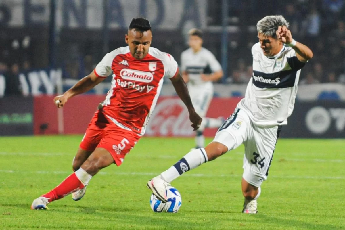 Gimnasia le ganó sobre el final a Independiente Santa Fe y mantiene