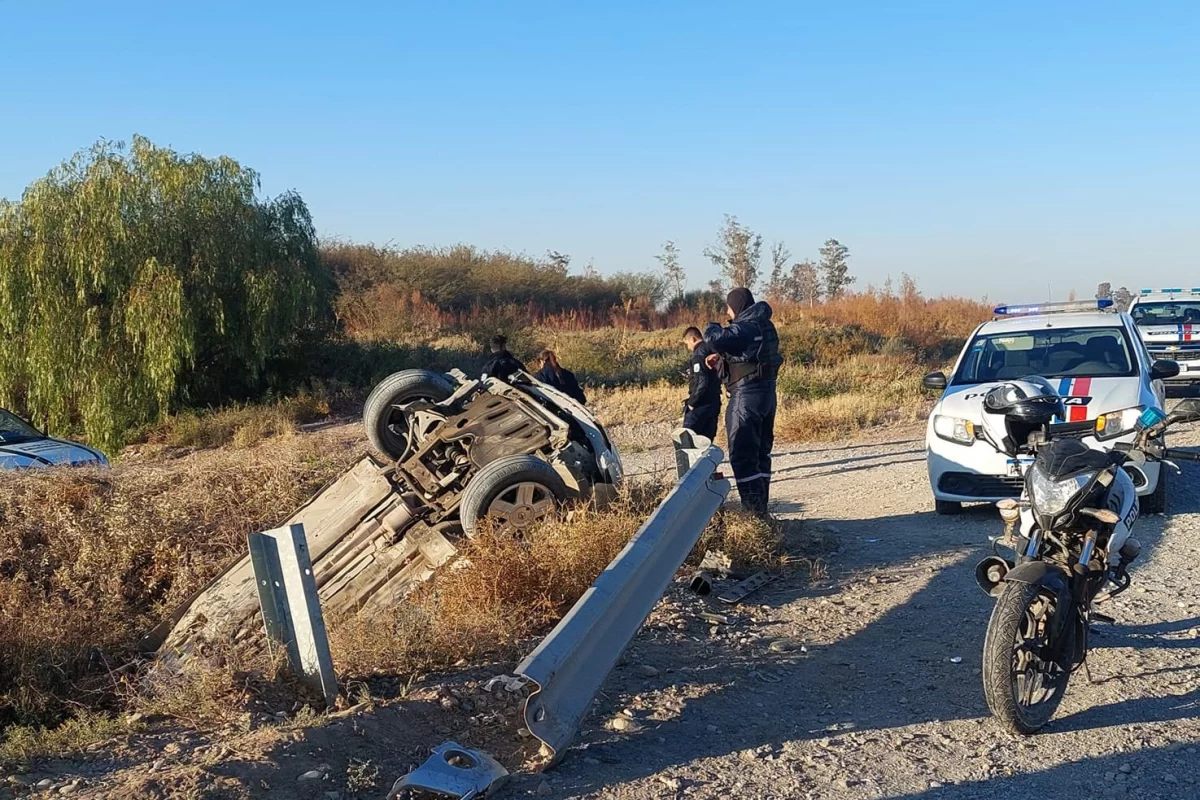 Un joven perdió el control chocó de atrás a un utilitario y cayó con