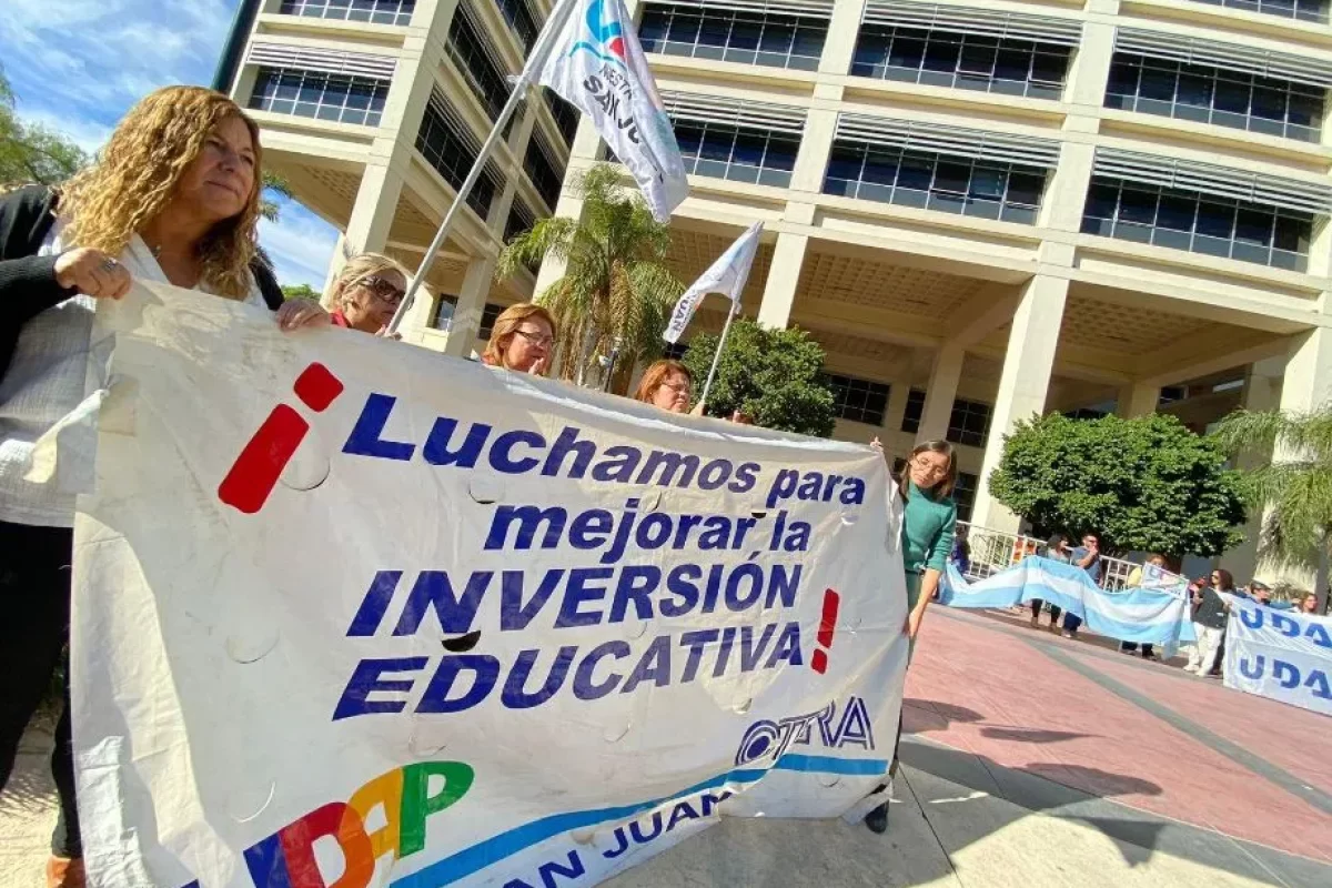 Se Les Descontar En Los Haberes De Mayo A Los Docentes El D A De