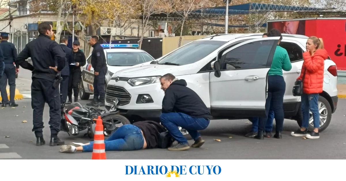 Una camioneta y una moto chocaron en una esquina céntrica y sin