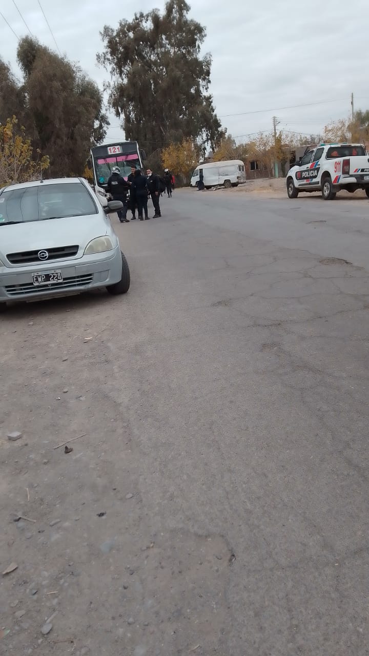 Fuerte Choque Entre Un Colectivo De La Red Tulum Y Una Combi En