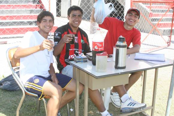 Detrás de todo, con mate y gaseosa