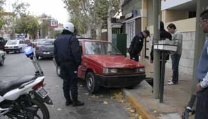 Un auto chocó y quedó incrustado en la vereda