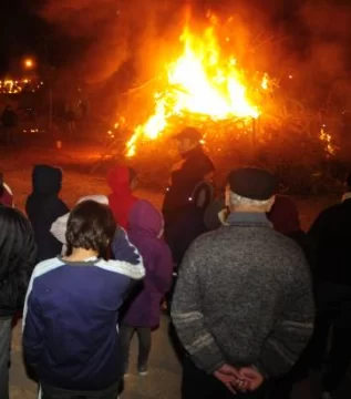 Fogata, danza y murga en Villa Angélica