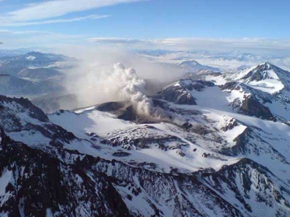 Otro volcán chileno entró en actividad y hay alerta