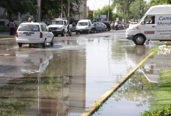 Inundación frente al Centro Cívico