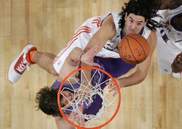 Scola le ganó el duelo a Ginóbili