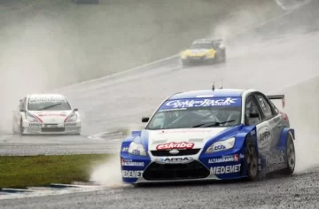 Pechito cantó bajo la lluvia