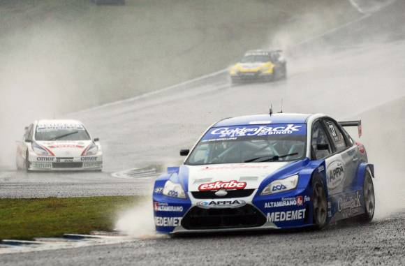 Pechito cantó bajo la lluvia