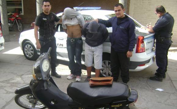 Caen con una moto robada