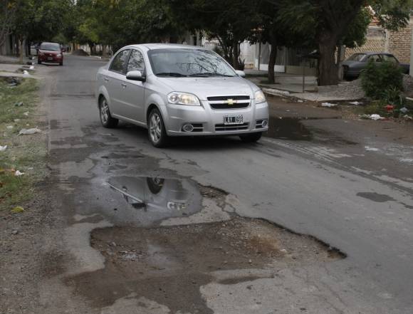 Calle rota por agua estancada