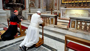 El papa Francisco oró en la tumba de Juan Pablo II