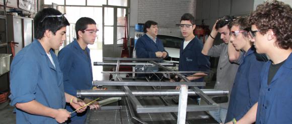 Alumnos diseñan un auto  eléctrico para competir