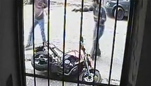 Graban a ladrón armado robando una moto a plena luz del día