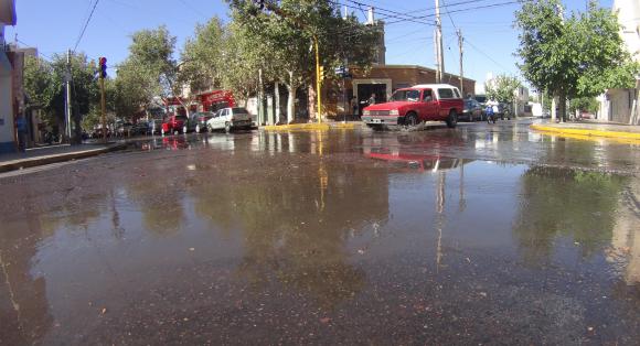 Una cuadra de la Mendoza, inundada durante dos horas