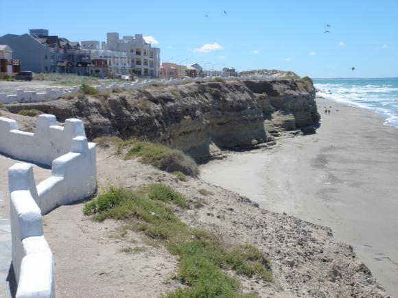 Aguas cálidas y playas con acantilados