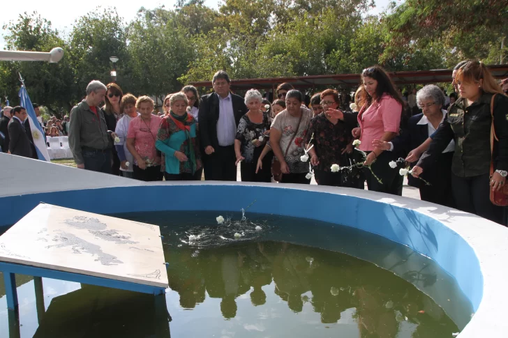 Homenaje con flores blancas de las familias a los héroes