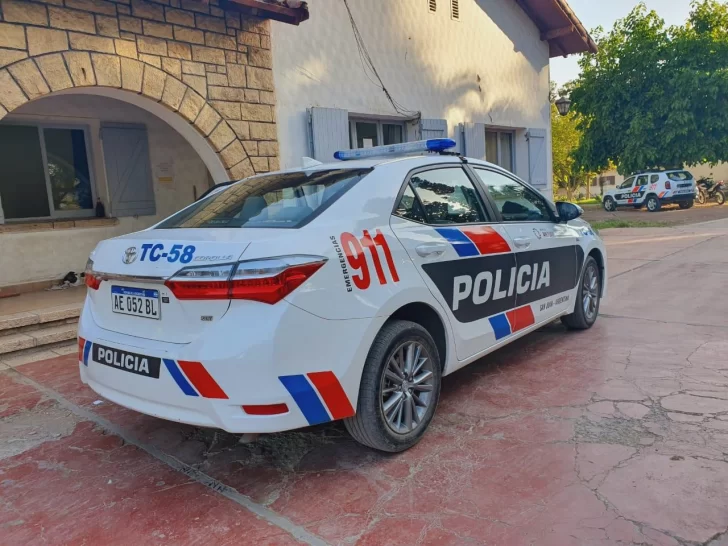 Chocó con su moto contra un auto y sufrió varias contusiones