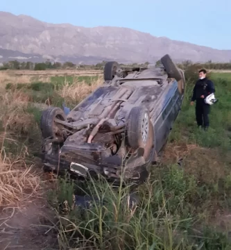 Un joven perdió el control del auto y volcó