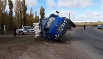 Vuelcan en un camión y se salvan de lo peor