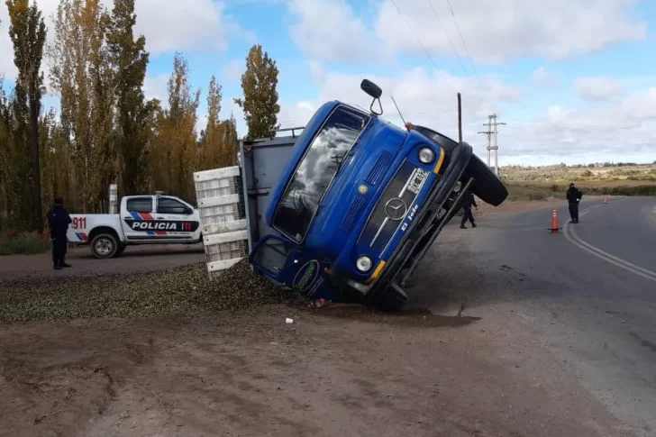 Vuelcan en un camión y se salvan de lo peor