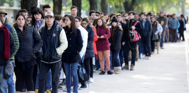 La desocupación alcanzó el 10,4% y la economía cayó 5,4% en el primer trimestre