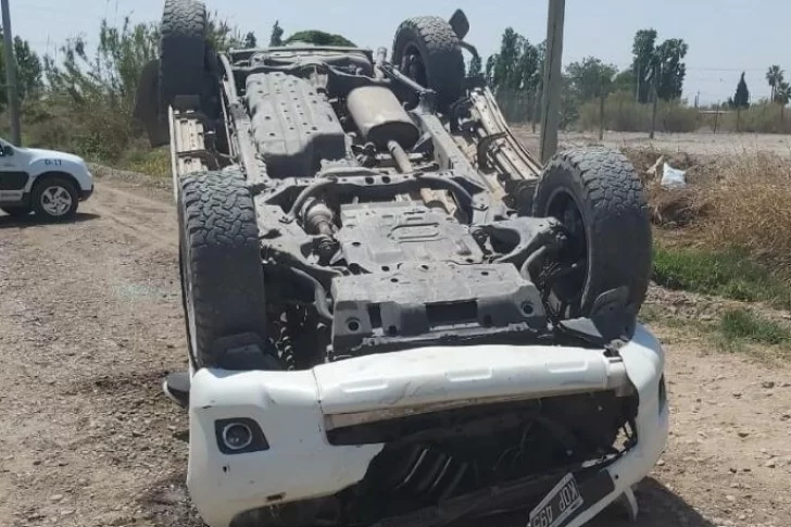 Volcó en camioneta y se salvó