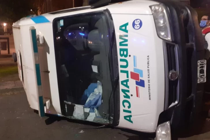 En ambulancia, chocó y volcó