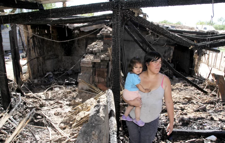 Un incendio arrasó con un rancho y dejó a ocho personas sin nada