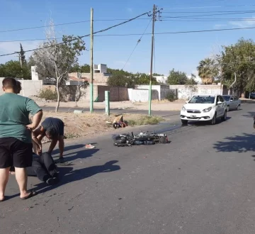 Vecinos denuncian una “vía rápida” en su calle: ya hubo 7 siniestros en sólo 12 días