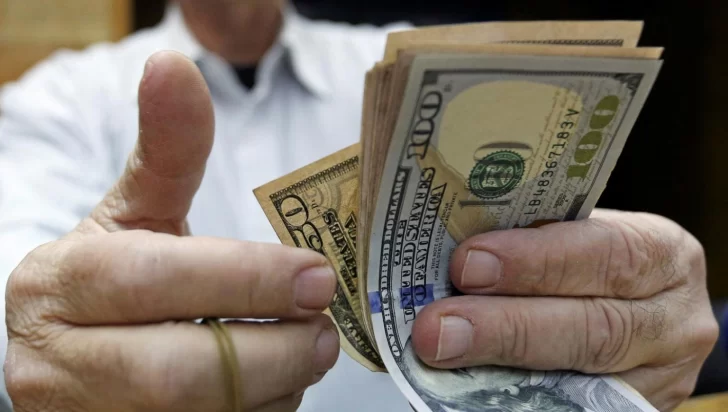 El dólar bate récords, sube el riesgo país y caen acciones y bonos argentinos