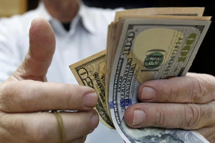 El dólar bate récords, sube el riesgo país y caen acciones y bonos argentinos