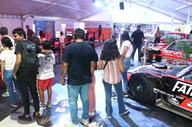 Los autos del TC y los simuladores de carreras, lo más atrayente en el stand de Deportes