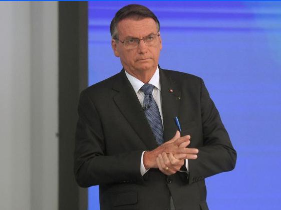 Bolsonaro, hospitalizado con dolores abdominales