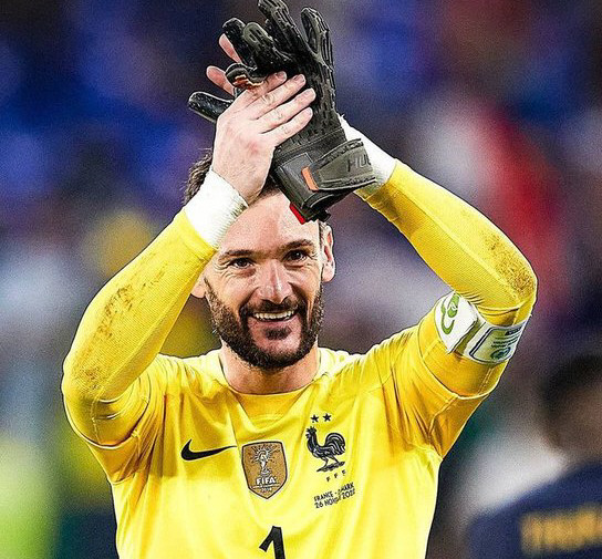 Lloris cuelga los guantes en la selección