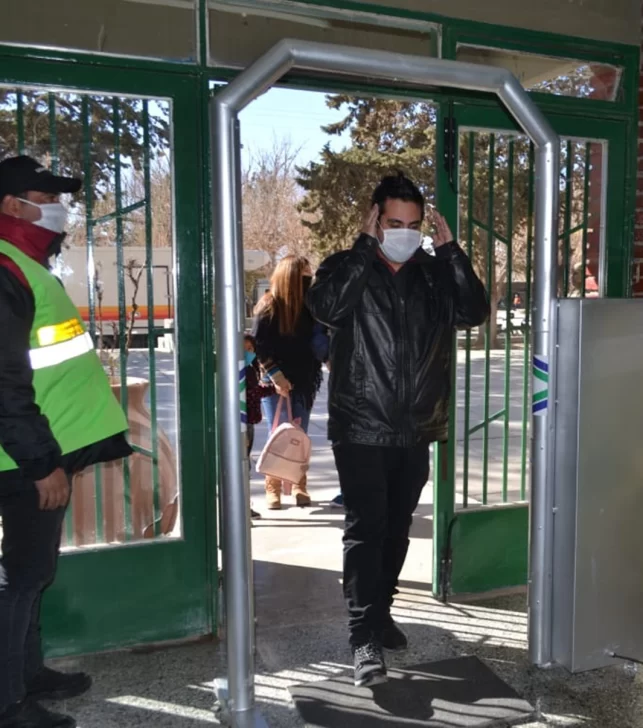 Iglesia hace una prueba con arcos desinfectantes en sitios concurridos