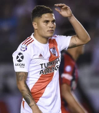 River debuta en un tenso clima