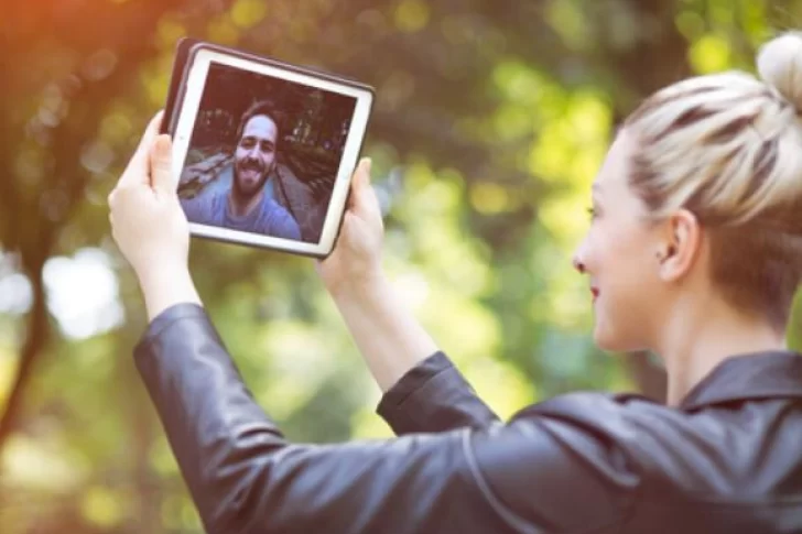 Estaba con su amante y por error, le hizo una videollamada a su esposa