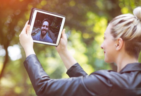 Estaba con su amante y por error, le hizo una videollamada a su esposa