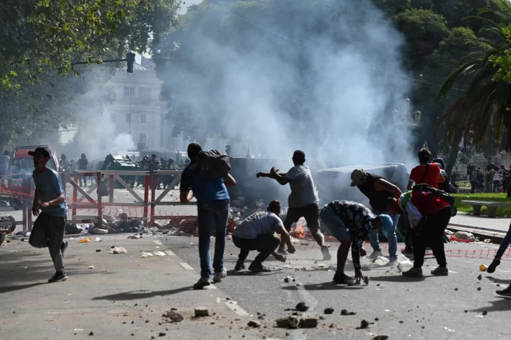 Violenta protesta con fuego y piedras frente al Congreso