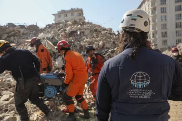 Brigadistas argentinos rescataron a tres personas con vida entre los escombros en Turquía