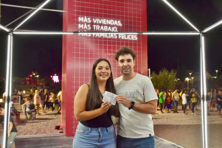 Una joven fue la ganadora de la cuarta vivienda sorteada por el IPV en la Fiesta del Sol