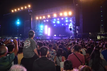 Según las estimaciones oficiales, 120 mil personas fueron parte de la segunda noche de la fiesta