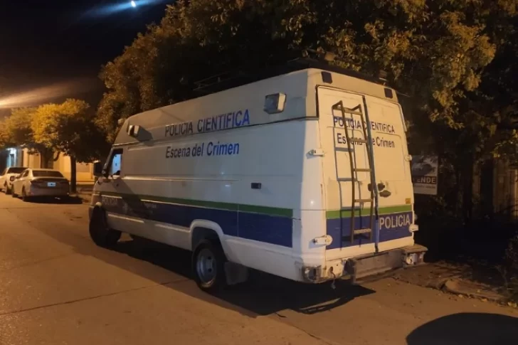 Hallan el cadáver de un hombre atado de pies y manos en un descampado