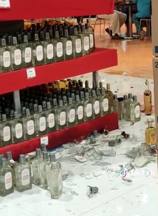 Se les cayeron todas las botellas de alcohol de una góndola del supermercado