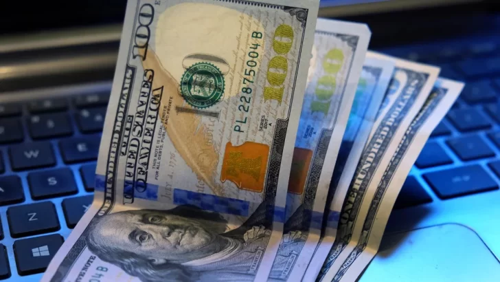 El dólar blue sube $1 y vuelve a marcar un récord histórico