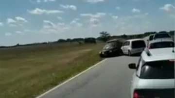 Quedó en doble fila en la ruta y casi provoca una tragedia