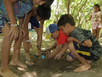 El camping donde los niños usan hasta el barro para jugar