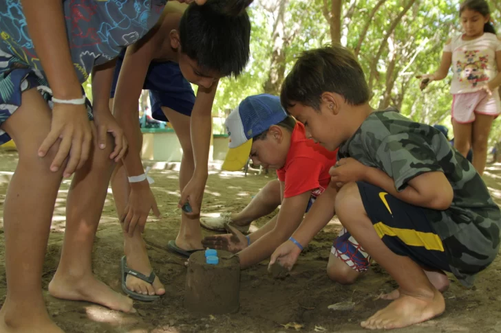 El camping donde los niños usan hasta el barro para jugar